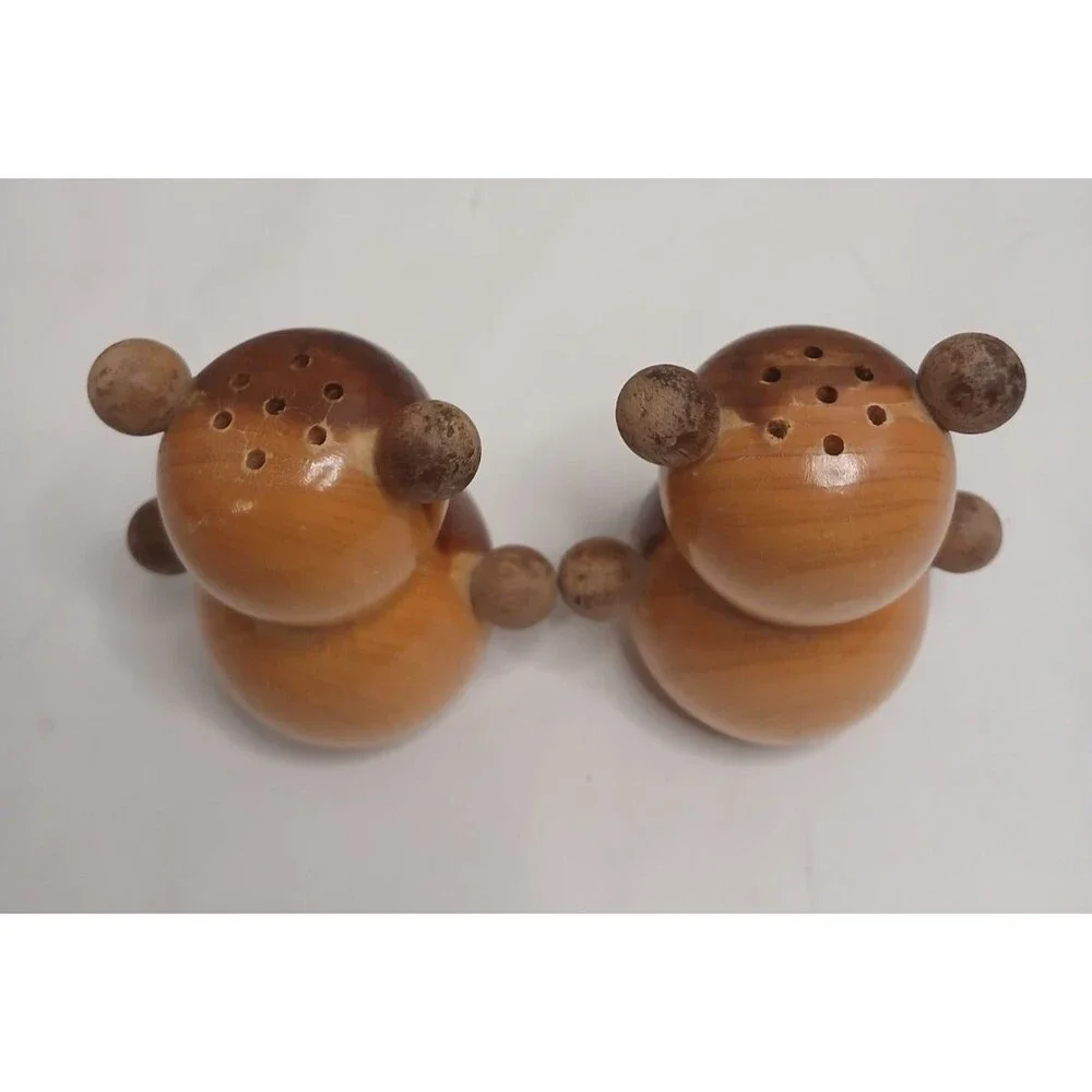 Vintage 1984 Georgia's Stone Mountain Wood Bear Salt Pepper Shakers Souvenir